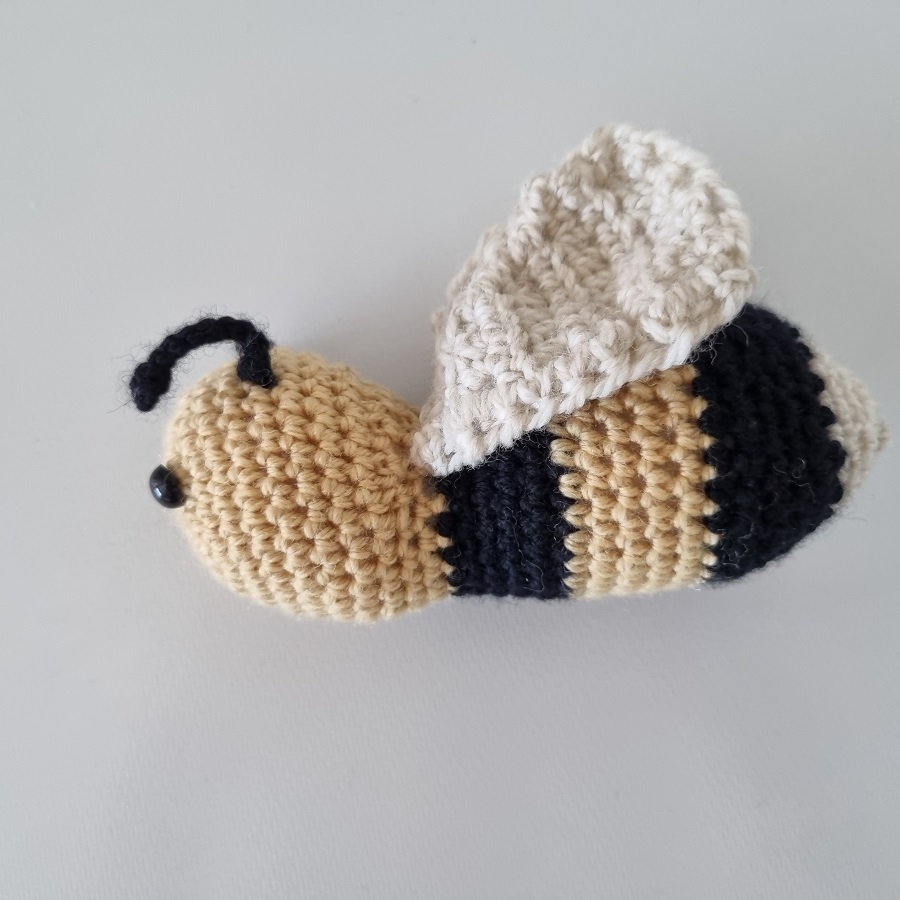 crochet bumble bee on it's side