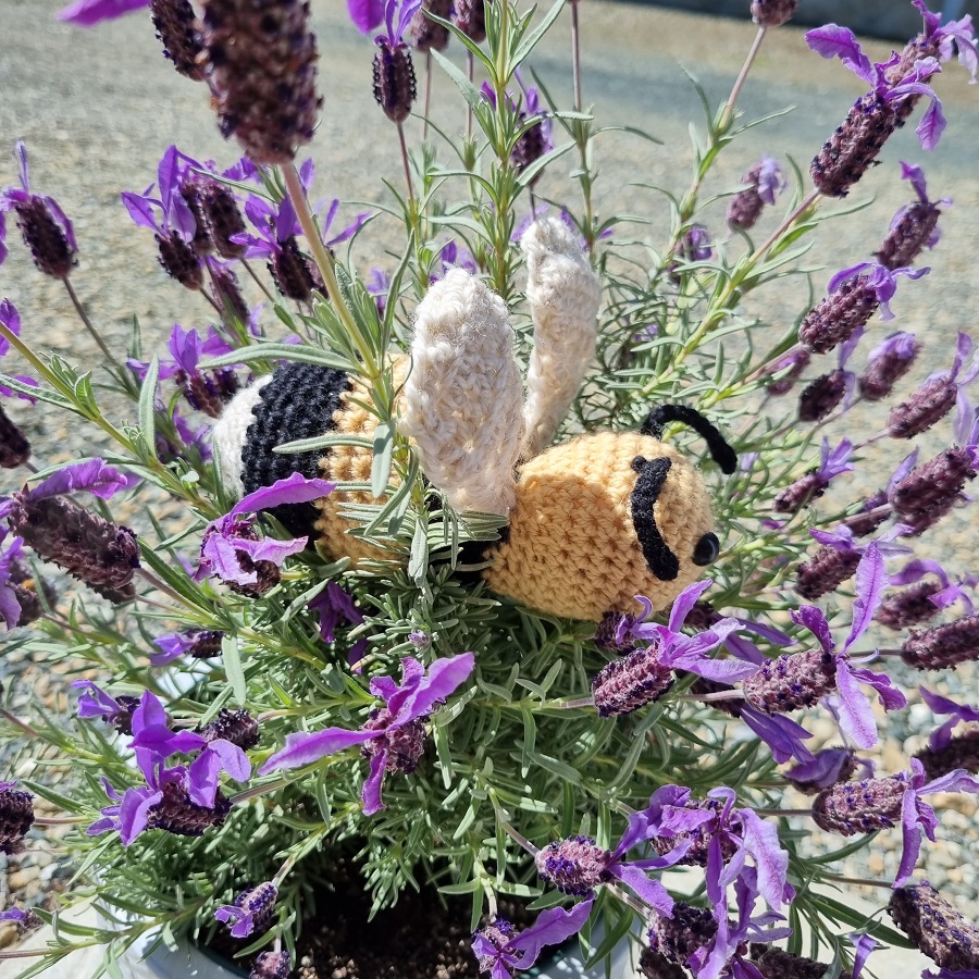 crochet bumble bee in lavender