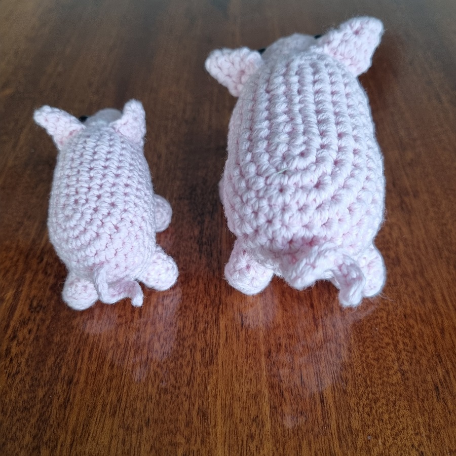 two crochet pigs