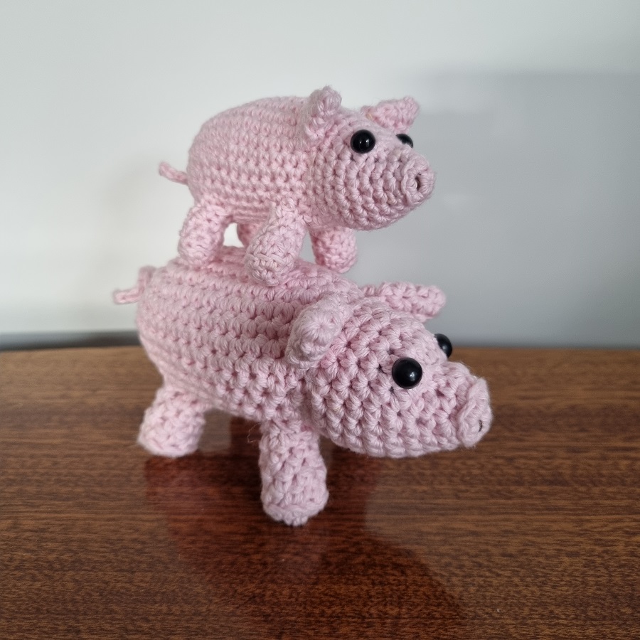 two crochet pigs